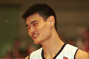 2002年的今天:姚明季后赛砍35分24板大号两双 率领上海击败吉林