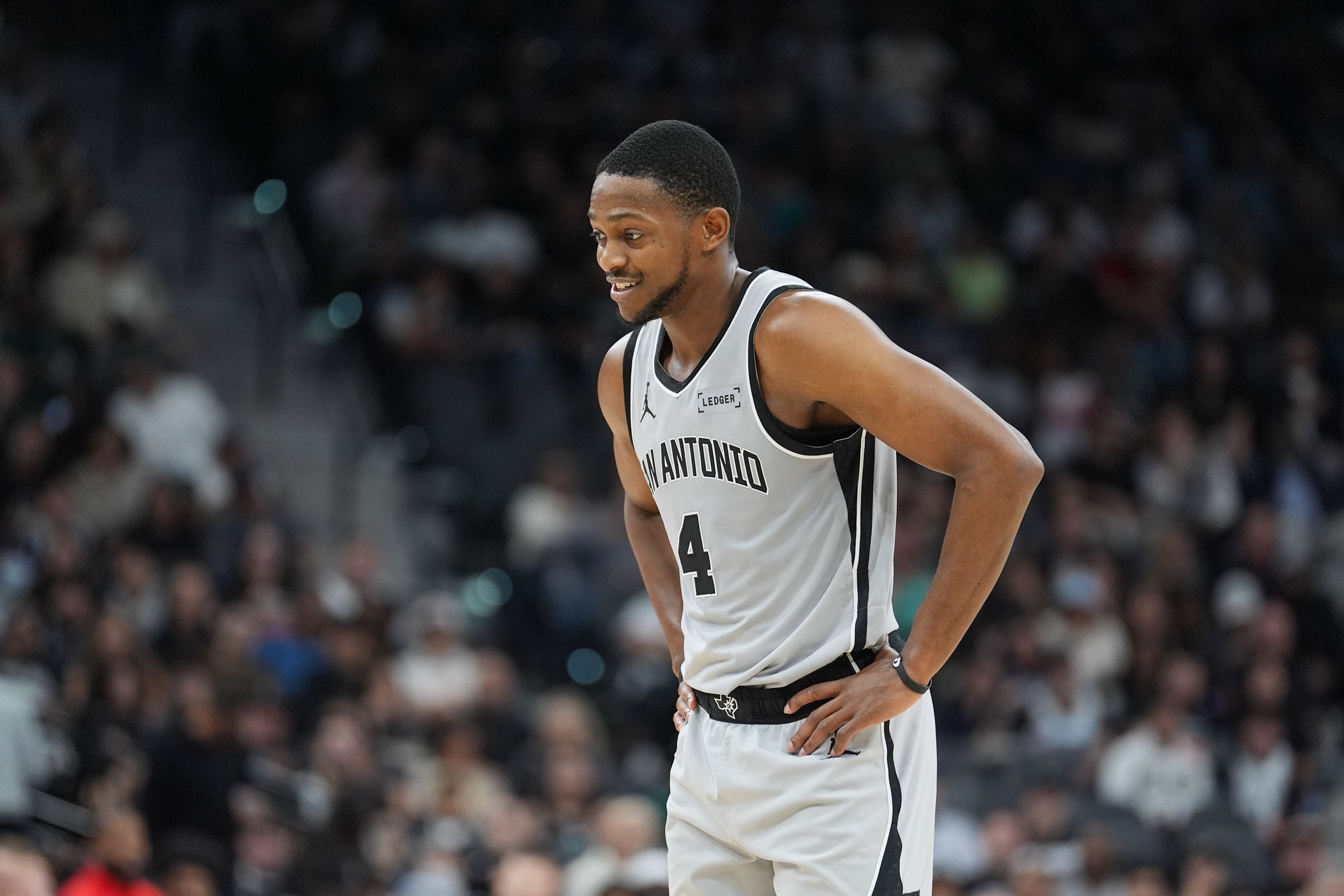 kaiyun-今天不太行!福克斯9投5中&罚球2中2得14分5板5助1断 正负值-12